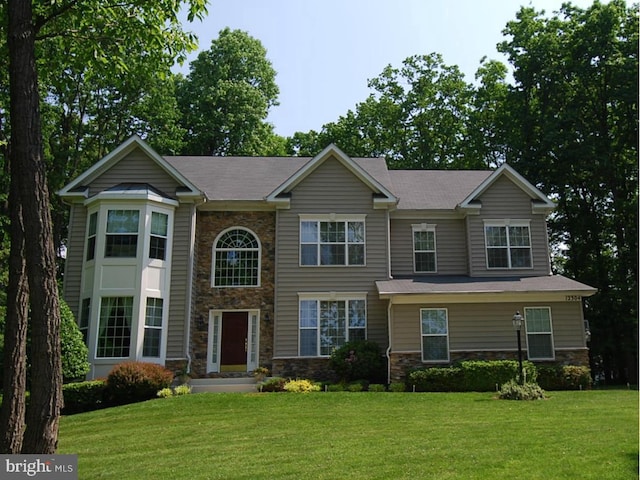 view of front of property featuring a front yard