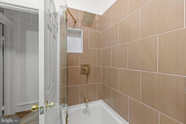 bathroom featuring tiled shower / bath