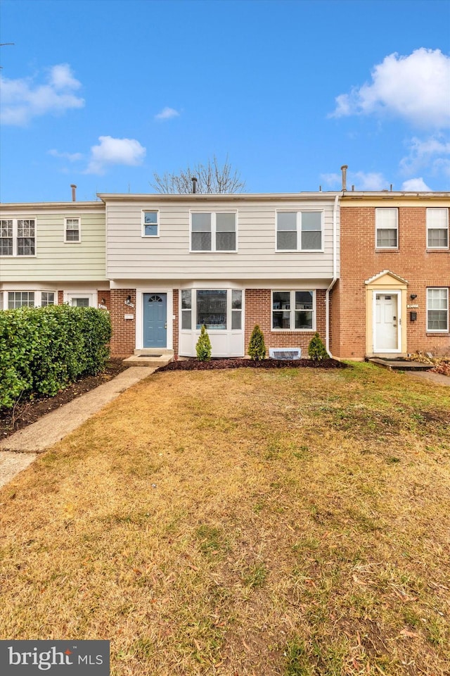 multi unit property featuring a front yard