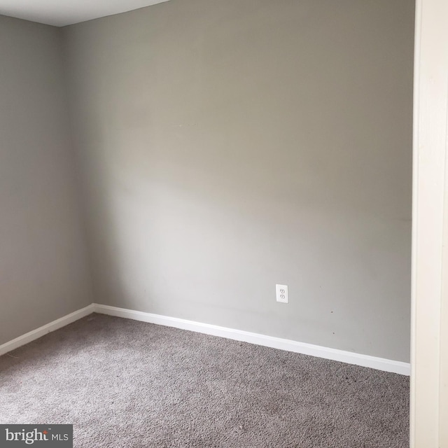 unfurnished room featuring carpet floors