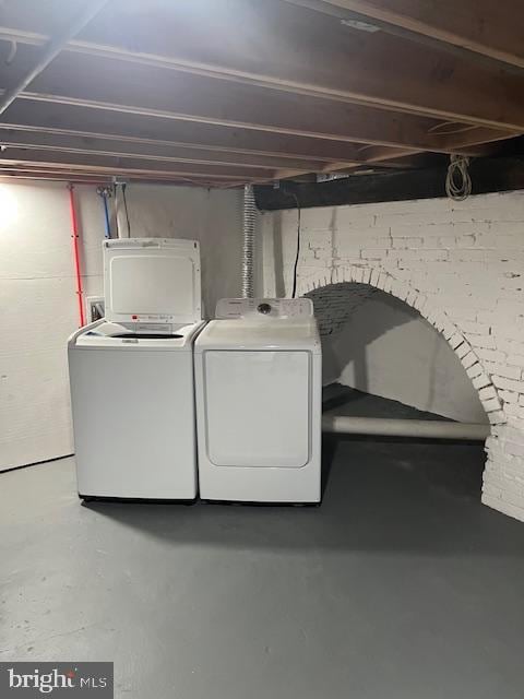 basement featuring washer and clothes dryer