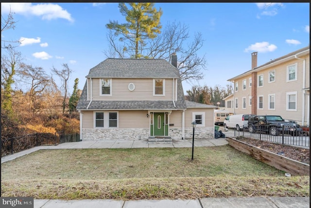 view of front of property featuring a front yard