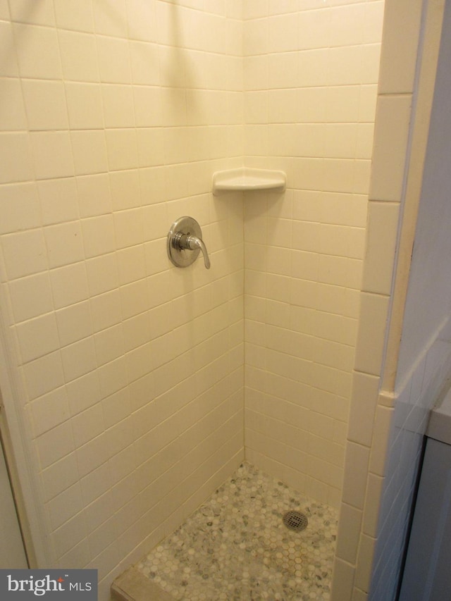 bathroom featuring tiled shower