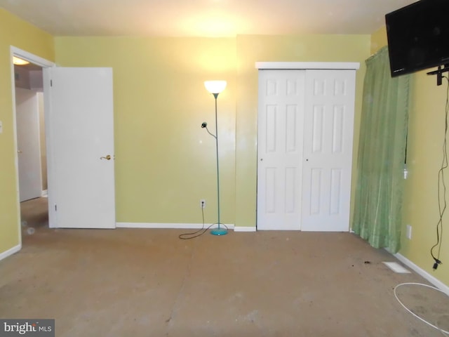 unfurnished bedroom featuring a closet