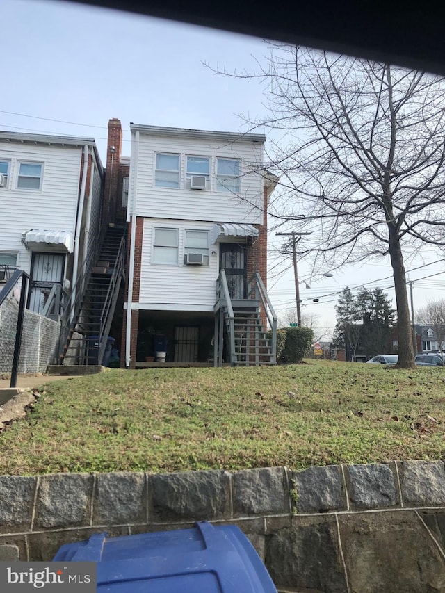 view of front of home featuring a front yard