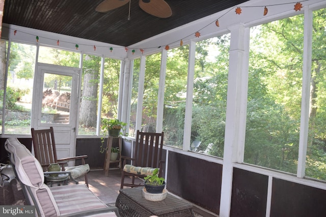 sunroom with ceiling fan