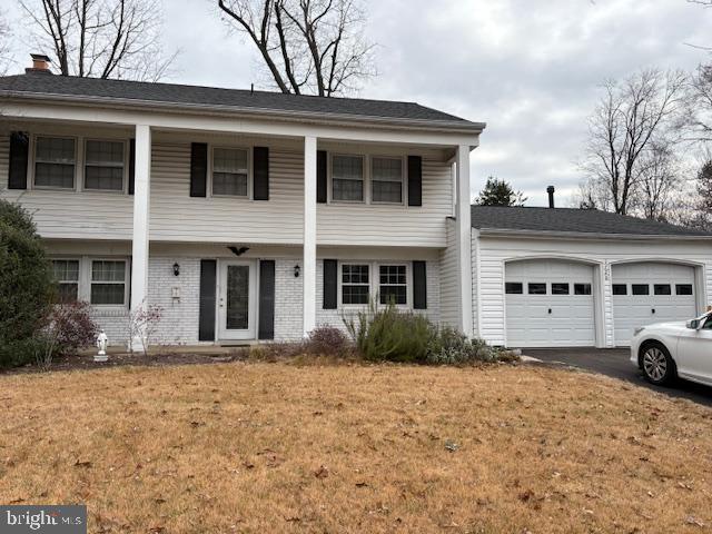 view of front of house featuring a front yard and a garage