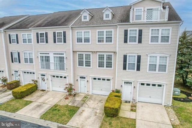 townhome / multi-family property featuring a balcony