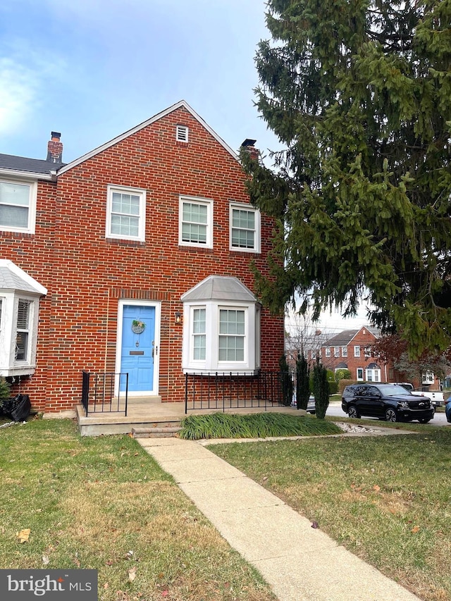 view of front of home featuring a front yard