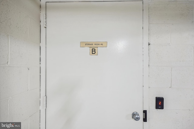 laundry area featuring concrete block wall