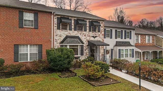 view of front of property with a lawn