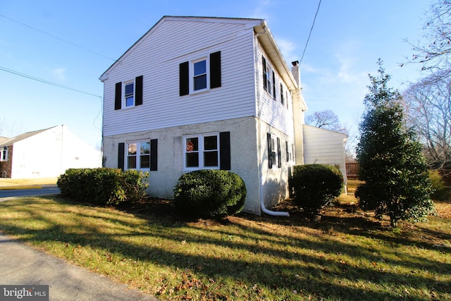 view of front of home featuring a front yard