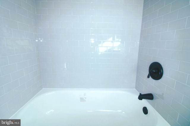 bathroom featuring tiled shower / bath