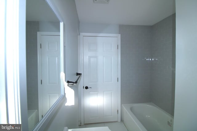 bathroom with tiled shower / bath