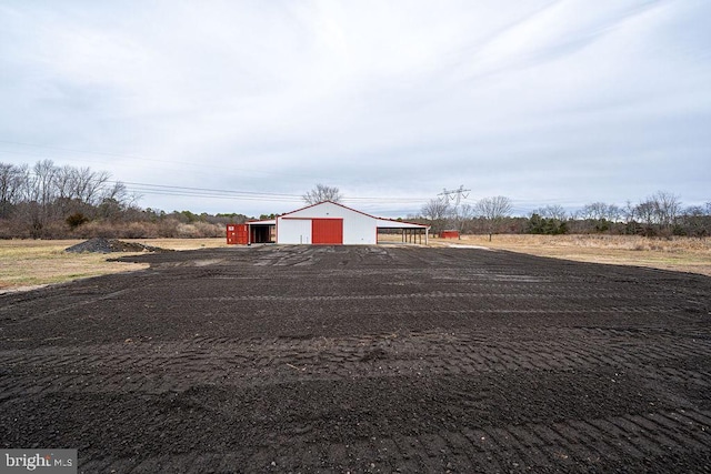 view of yard featuring an outdoor structure