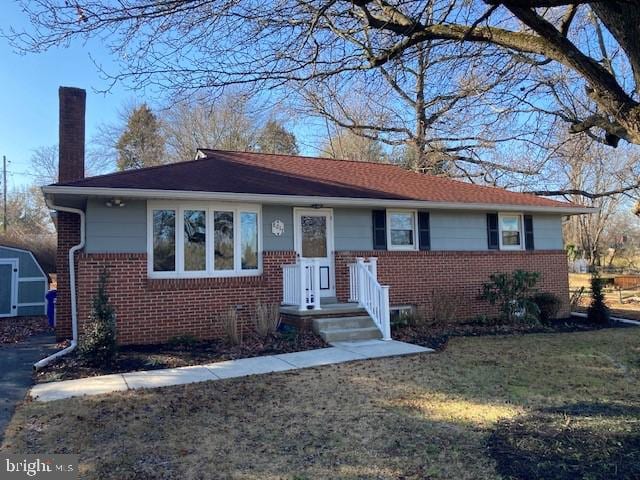 view of front of home with a front lawn