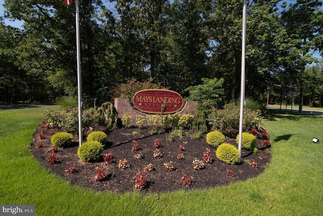 community sign with a lawn