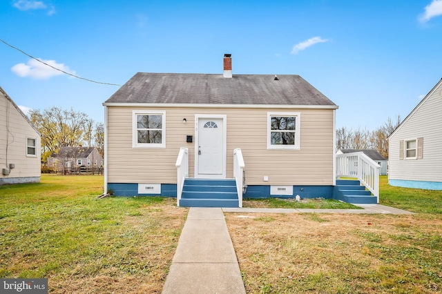 bungalow featuring a front lawn