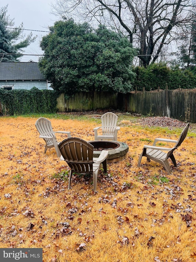 view of yard featuring an outdoor fire pit