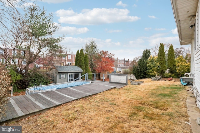 view of yard featuring a storage shed