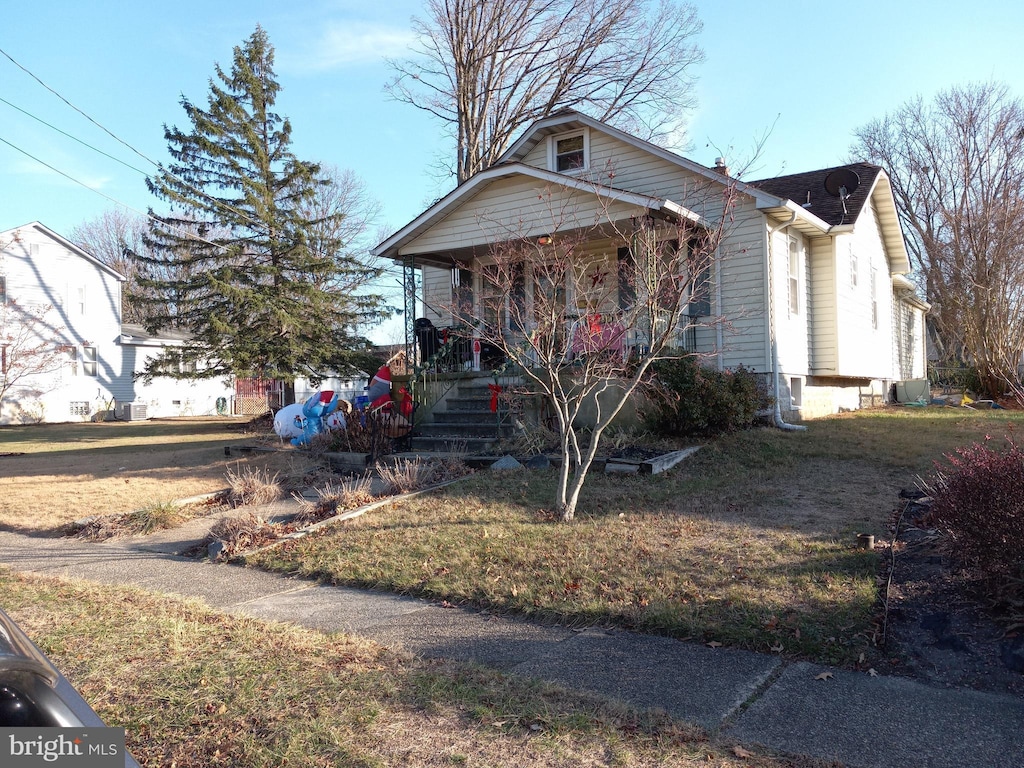 view of front of property featuring a front yard and a porch