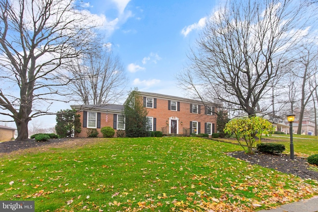 view of front facade featuring a front lawn