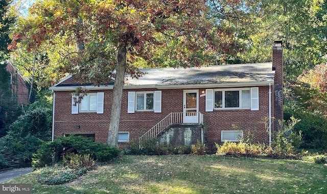 view of front of home featuring a front yard