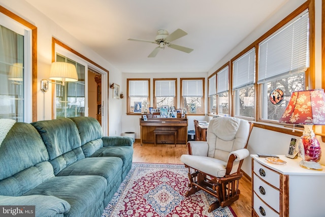 sunroom with ceiling fan