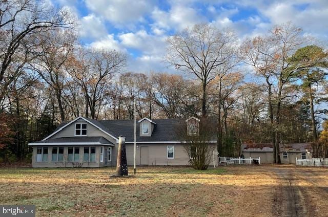 view of front of property with a front yard