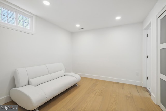 sitting room with light wood-style flooring, recessed lighting, visible vents, and baseboards