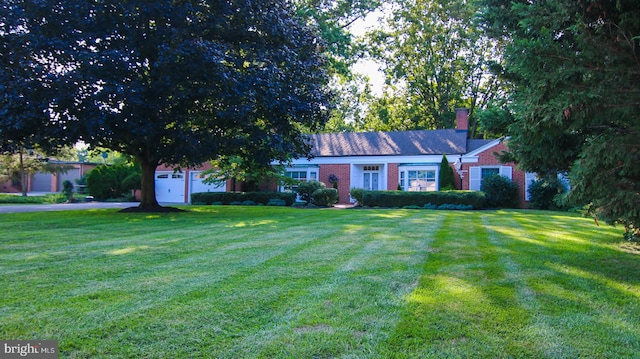 ranch-style house featuring a front lawn