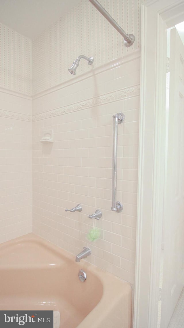 bathroom featuring tiled shower / bath combo