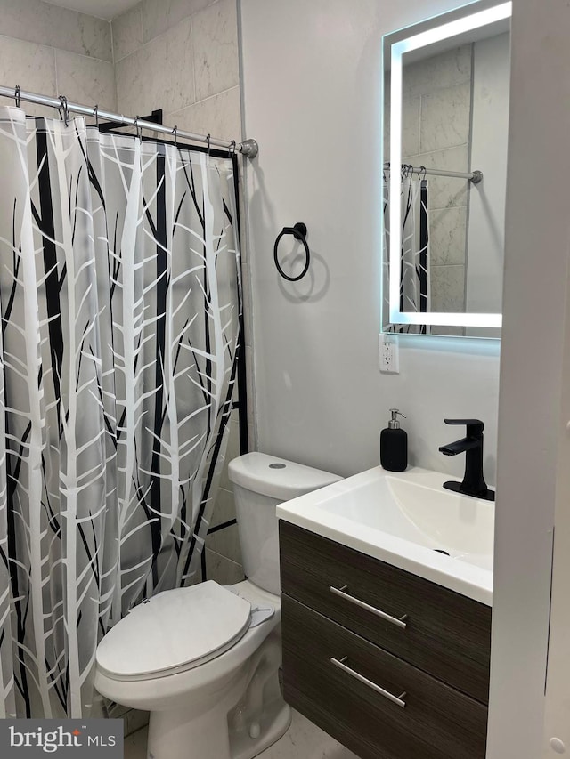 bathroom with a shower with curtain, vanity, and toilet