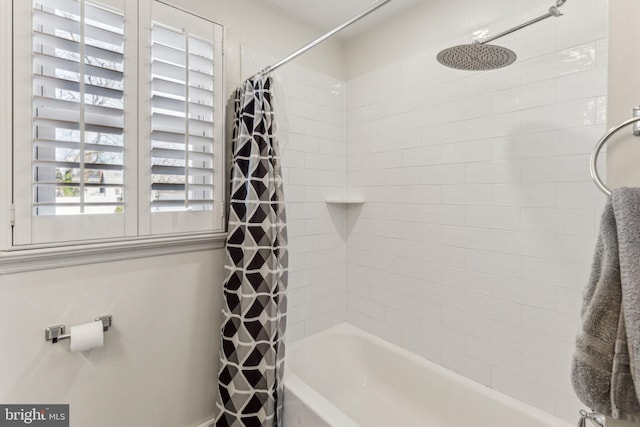 bathroom featuring shower / bath combo