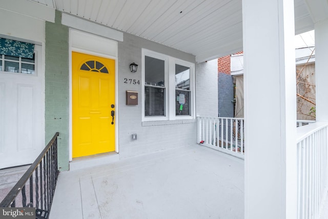 property entrance featuring a porch