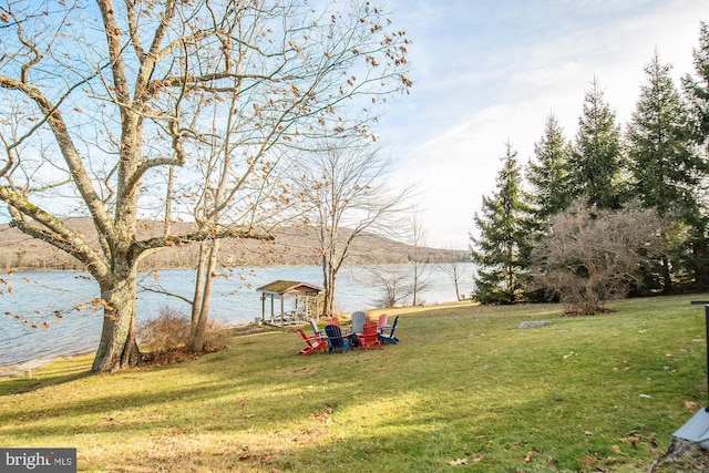 view of yard featuring a water view