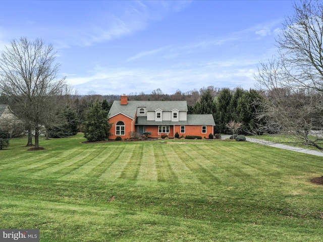 cape cod-style house featuring a front lawn