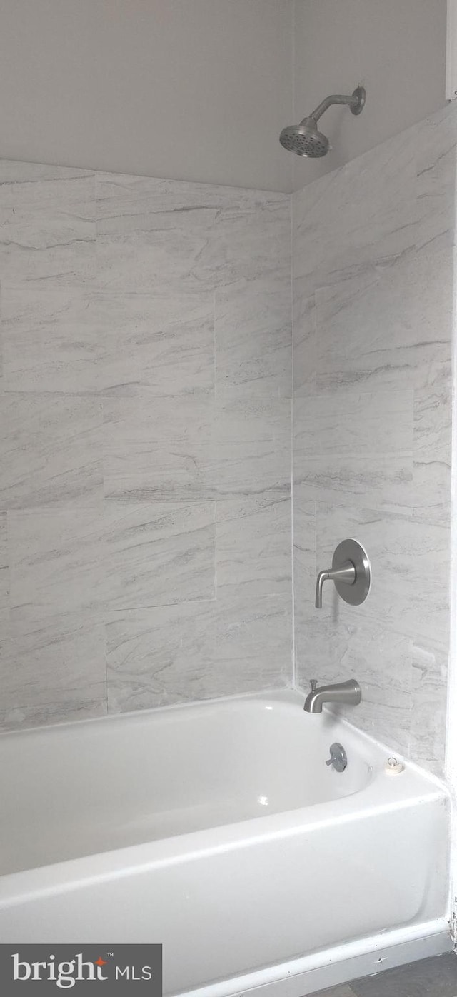 bathroom featuring tiled shower / bath combo