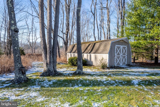 view of yard featuring a shed