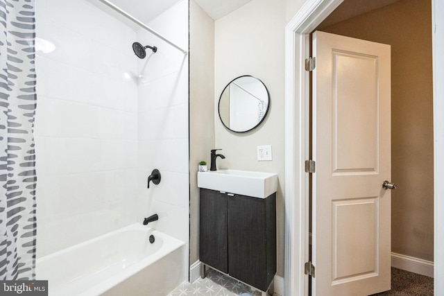 bathroom with vanity and tiled shower / bath