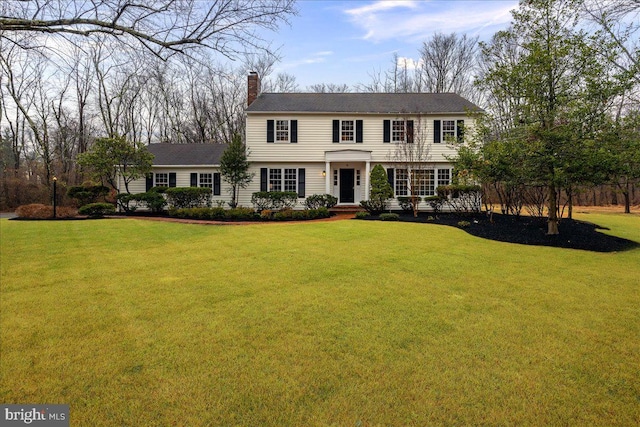 colonial house featuring a front lawn