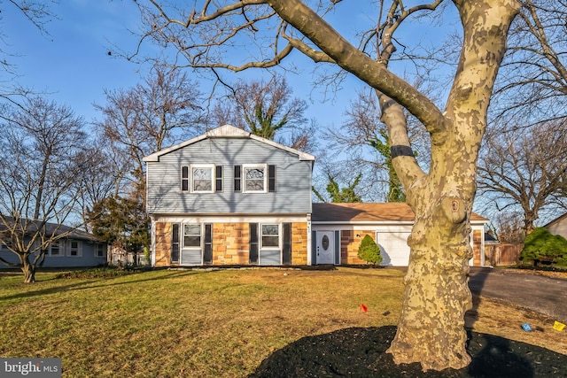 view of front of home featuring a front lawn