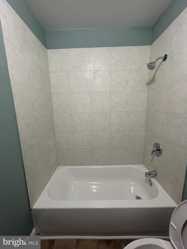 bathroom with tiled shower / bath