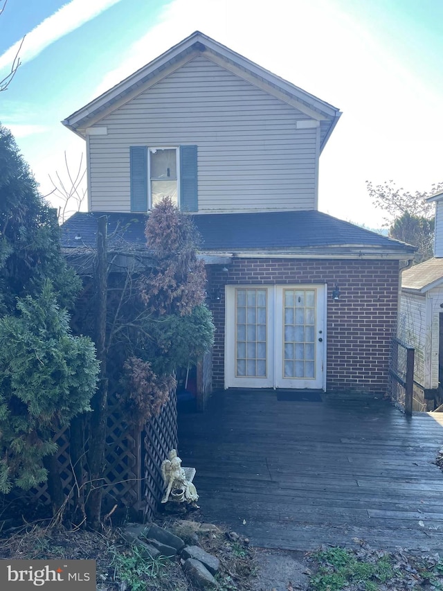 view of front of property featuring a wooden deck