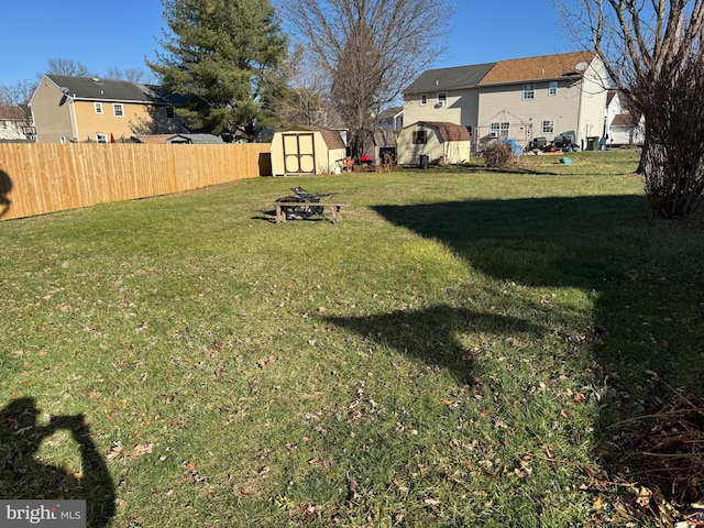 view of yard featuring a storage unit