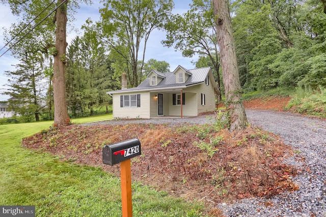 view of front of property featuring a front lawn and covered porch