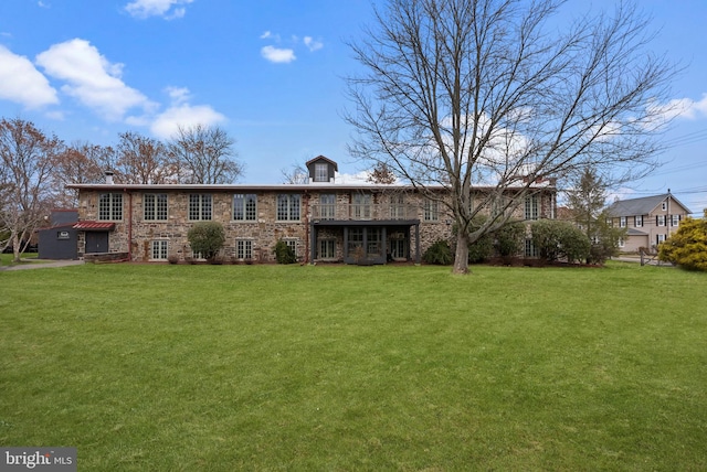 view of front facade with a front yard