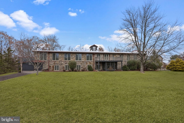 view of front of property featuring a front lawn