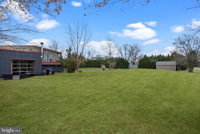 view of yard featuring an outbuilding