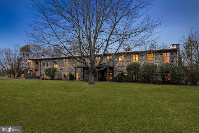 view of front of house featuring a lawn